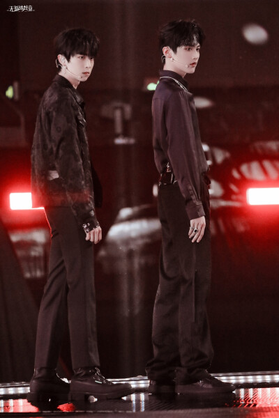 INTO1张嘉元×INTO1周柯宇
元周率
图源微博见水印