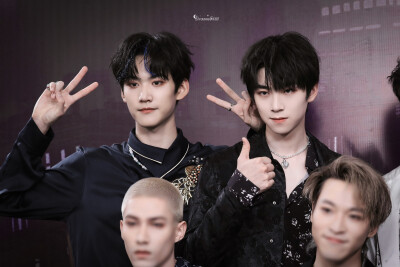 INTO1张嘉元×INTO1周柯宇
元周率
图源微博见水印