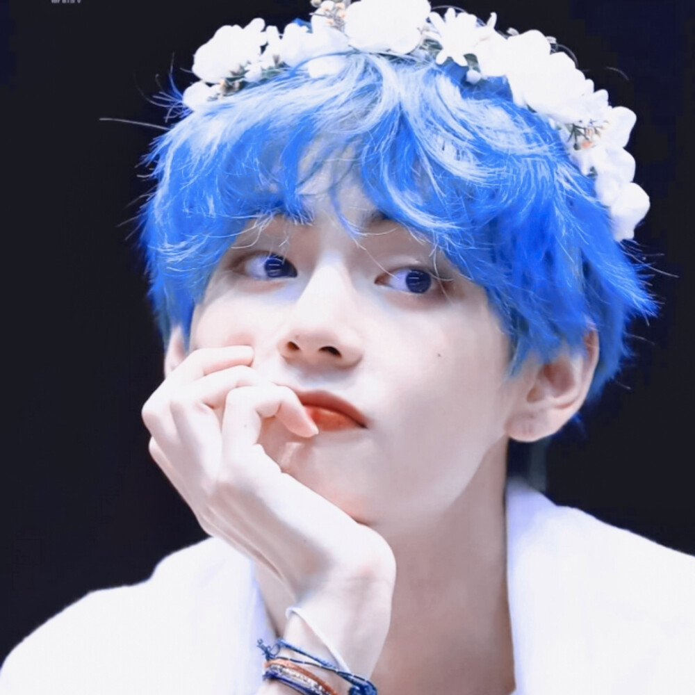 “神明化成的夜莺死在燃烧着的烈火之中”
V／金泰亨
cr.TAETAELAND
©闵雨汐