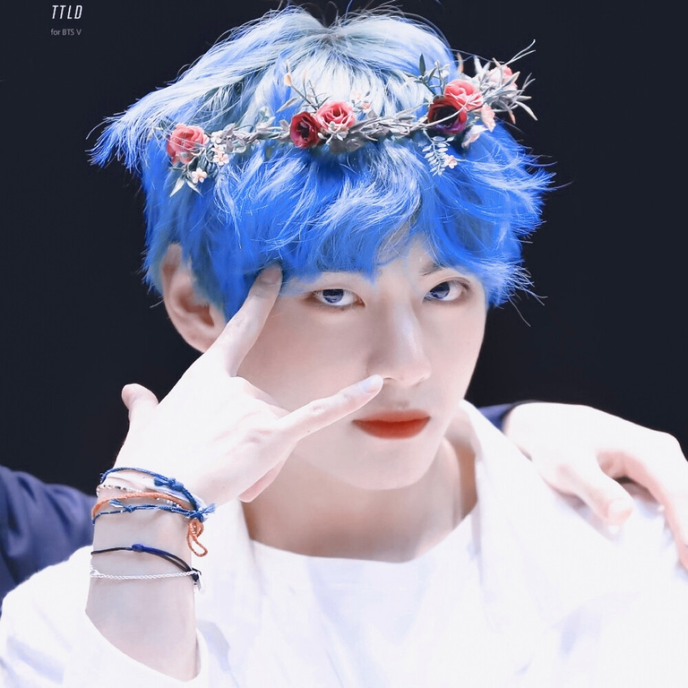 “神明化成的夜莺死在燃烧着的烈火之中”
V／金泰亨
cr.TAETAELAND
©闵雨汐