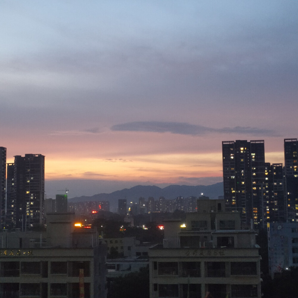 下过雨的天空真的很好看呢