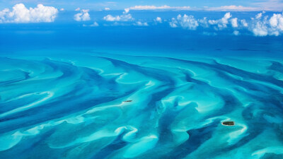 巴哈马的大巴哈马浅滩鸟瞰图
这里看上去比听上去更美：你所看到的是淹没在水中的碳酸盐台地。巴哈马群岛周围有两个主要的石灰岩台地：大巴哈马浅滩和小巴哈马浅滩。图片中的拍摄角度是在伊柳塞拉岛附近的大巴哈马浅…