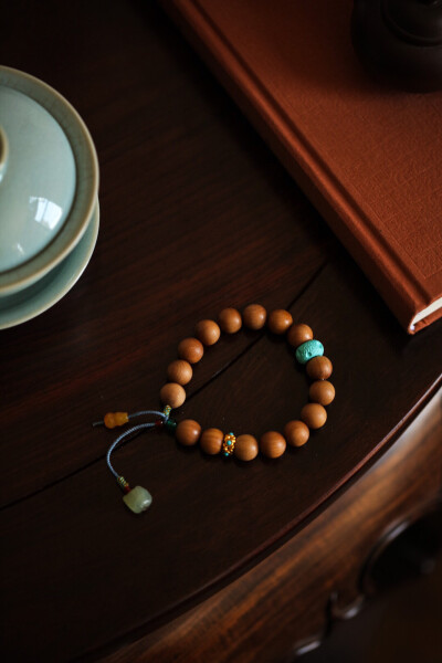 编一条心仪的手链 拍一张漂亮的照片