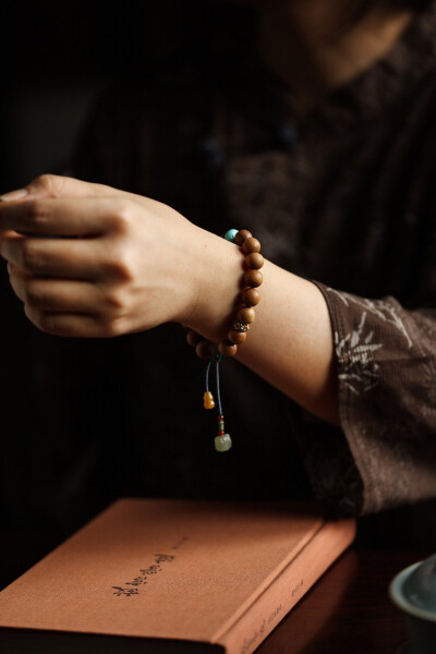 编一条心仪的手链 拍一张漂亮的照片