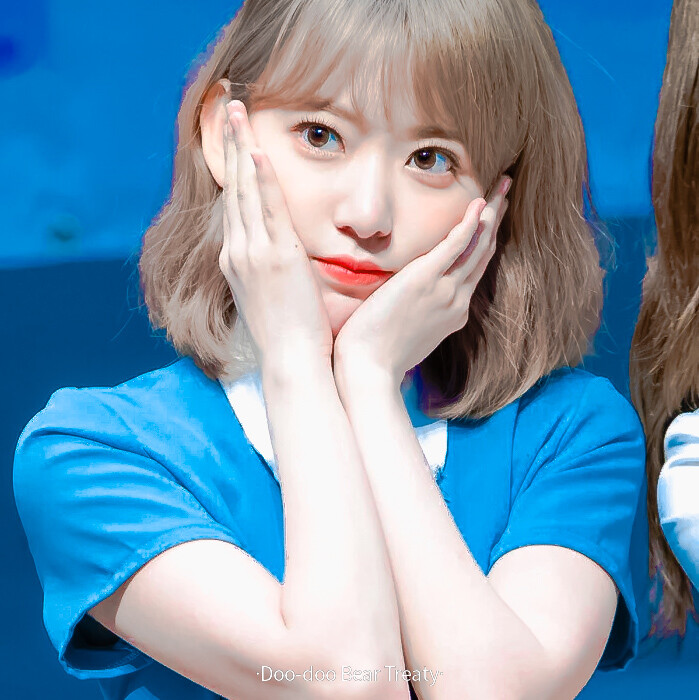 
“夏天有梅子味的晚霞和两三颗啤酒味的星”
