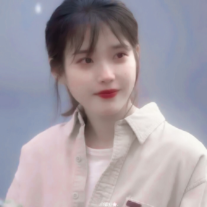 温柔懒懒的的山风，吹到高高的山峰/IU
cr:赴暒.