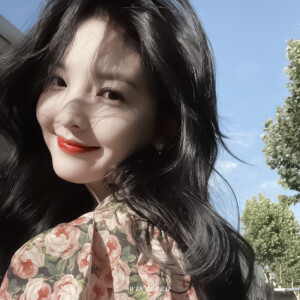 
 甜甜的笑容你也要天天开心诶*章若楠