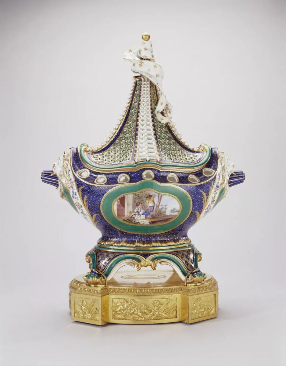 青金石蓝、绿色瓷釉船型香氛樽/1758/乔治四世购入，英国皇家收藏
船型香氛樽可以追溯到1757年，由当时的艺术总监Jean-Claude Duplessis构思设计。在当时的一批瓷器中，蓬巴杜夫人至少购买了两件以上，后来流散到世界各地。
