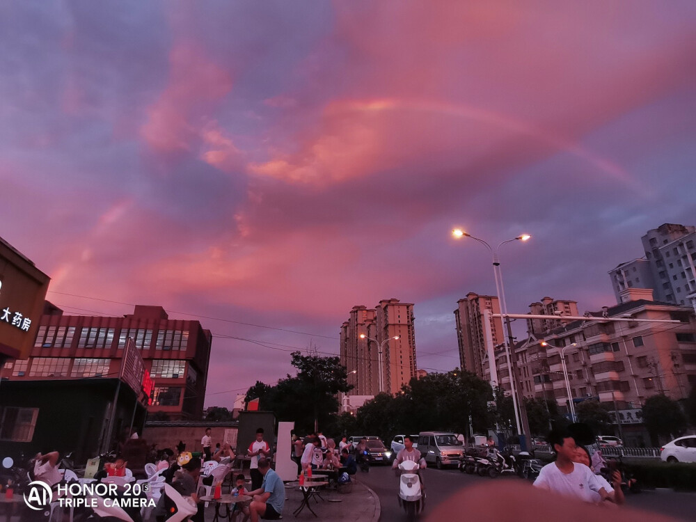 “好看的日落 总在那个燥热的晚自习出现”