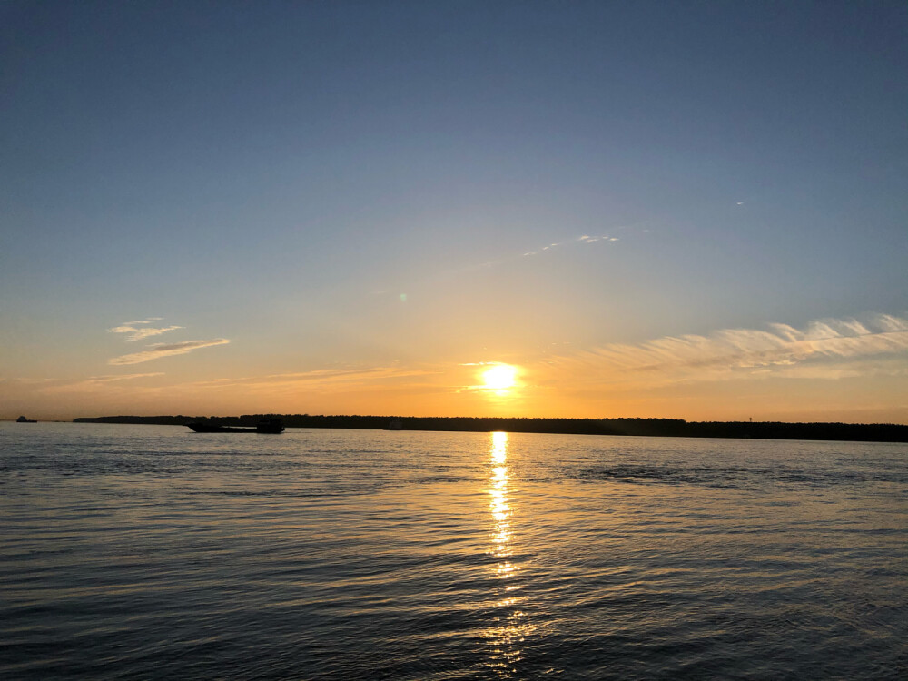 夕阳余晖里的船