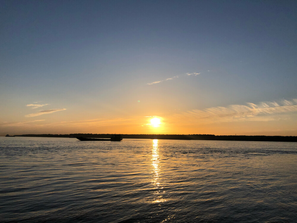 夕阳余晖里的船