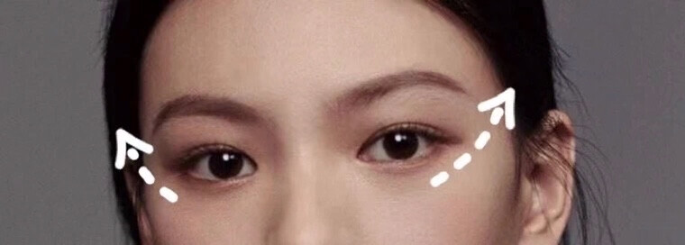 其次，邱天的眼距是适度偏宽，眼睛整体微微有些内双，但眉骨带来的立体感觉加深了整个人五官的分量。尤其是外眼角的微微上扬带着几分英气，也容易造就距离感。
邱天的脸型相较钟楚曦窄小，所以鼻子也就显得小巧玲珑一些，不是特别立体。要是按照过去精致挂的审美是不算合格的，但实际上现在看也足够和谐了。