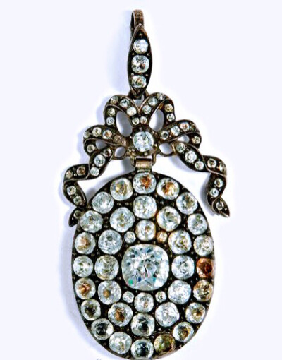 路易十六 Louis XVI 的吊坠，钻石镶嵌