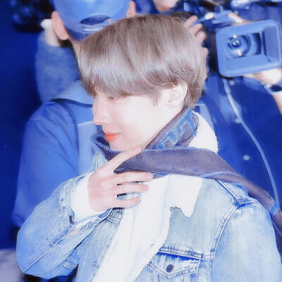  郑号锡J-HOPE
迷雾已经散去 现在阳光灿烂
原©Saint_HOBI
堆糖©RomanticV
背景林燃