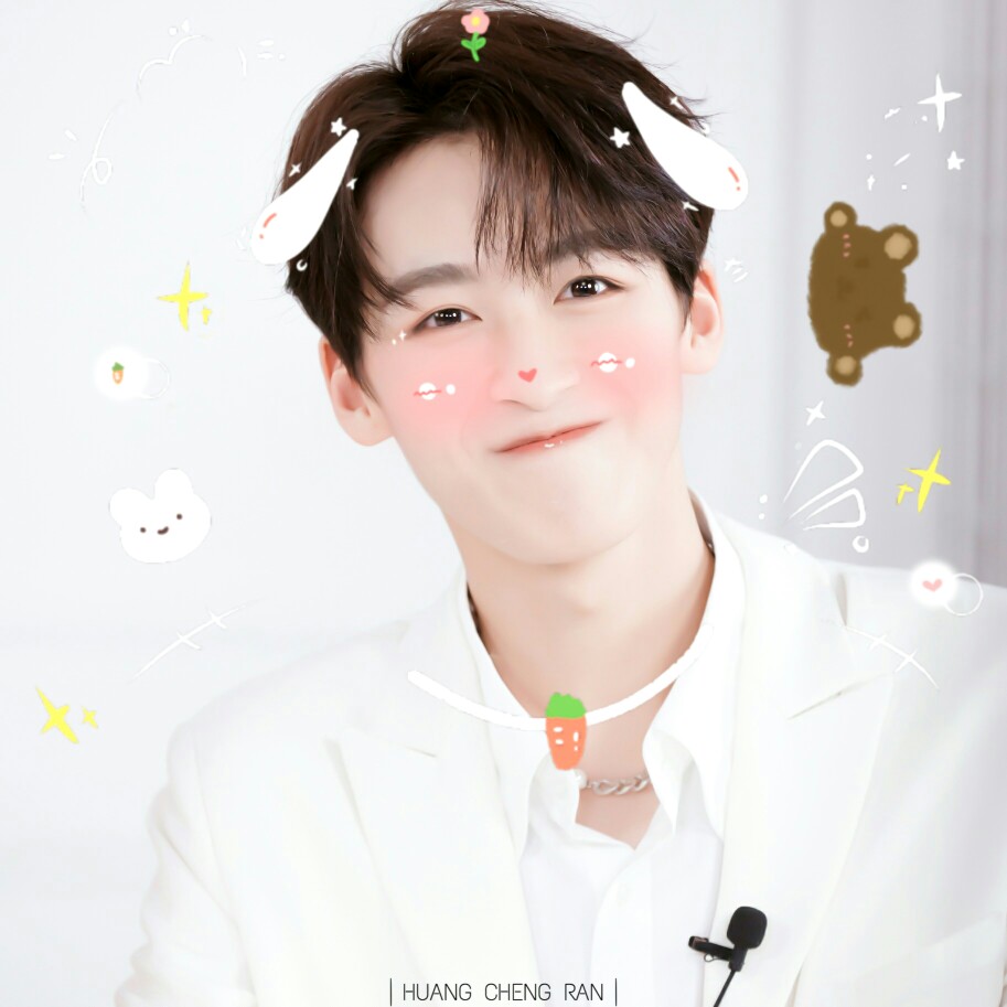 
-“他眼里有星星 一笑便全部跌进我梦里。”
-何洛洛
