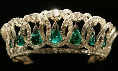 英女王伊丽莎白二世的Grand Duchess Vladimir Emerald Tiara，这顶王冠因为原属于俄国的Grand Duchess Maria Vladimir Alexandrovich夫人而得此名