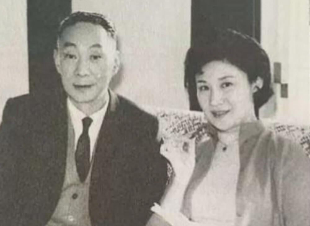 俞振飞言慧珠
俞振飞（1902—1993）
言慧珠（1919—1966）
1960年，言慧珠办理了离婚手续，两个月后，经过当时上海市委领导批准，她与俞振飞正式结为夫妇。
俞振飞出生于1902年，比言慧珠大近二十岁。当俞振飞遇到言慧珠时，已经年近60岁，第三任妻子已经病故。