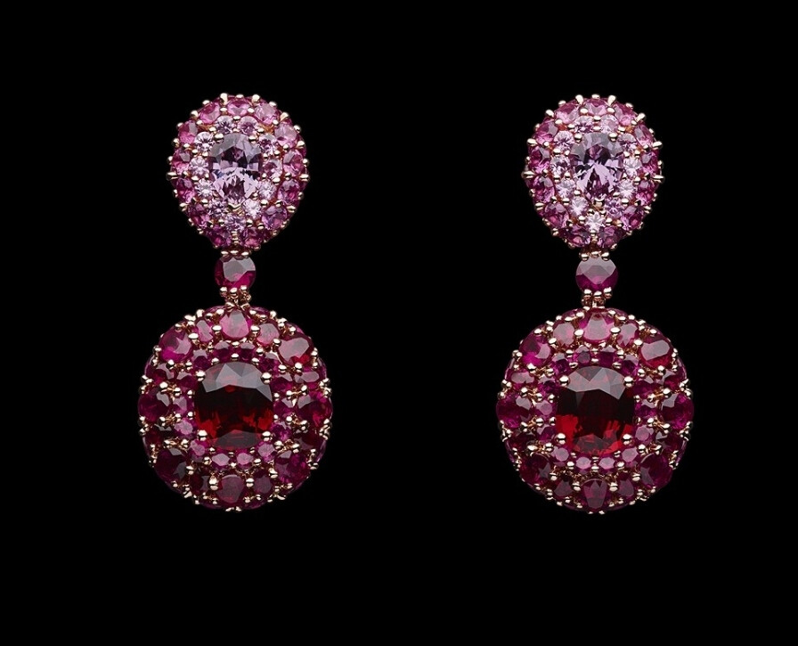 Dior 刚刚推出「Dior Rose」高级珠宝系列的新一季作品，依然以品牌创始人 Christian Dior 钟爱的「玫瑰」为灵感主题。新作通过4种不同风格诠释这一经典元素，让你看到自然主义、建筑构图、未来主义与抽象风格的不同视角。