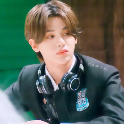 黄明昊゜
cr：云落星辰。