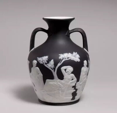 韦奇伍德波特兰瓶（Portland Vase），碧玉细炻器，约1795年，现藏于美国哈佛大学美术馆