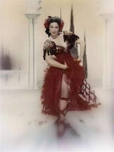 1954年奥特罗的传记电影《美人奥特罗》剧照，奥特罗一角由墨西哥女演员María Félix饰演