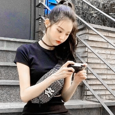 @张元英
“好可爱的洋娃娃啊 好漂亮”