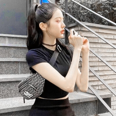 @张元英
“好可爱的洋娃娃啊 好漂亮”