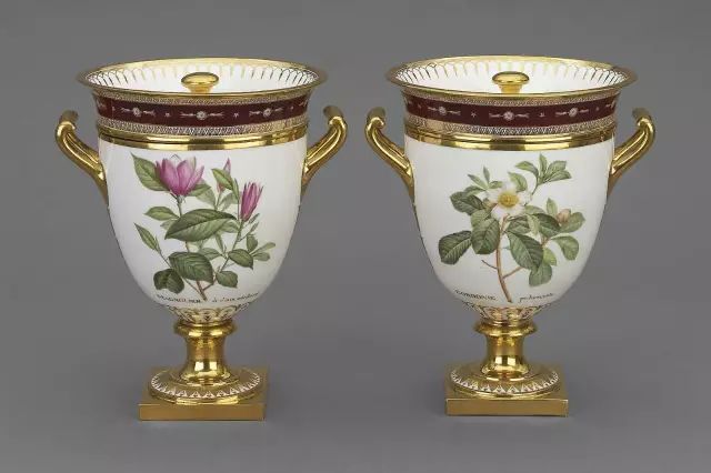 这对法国出品的冰淇淋捅收藏在波士顿美术馆
上面的花草都按照约瑟芬王后的马尔马勒庄园植物图谱绘制
