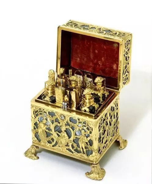 化妆盒，1766年，英国，可能出自于一位叫JohnPratbernon的工匠，盒子里装有各种香水瓶和化妆品，化妆工具还有书写工具很是周到贴心