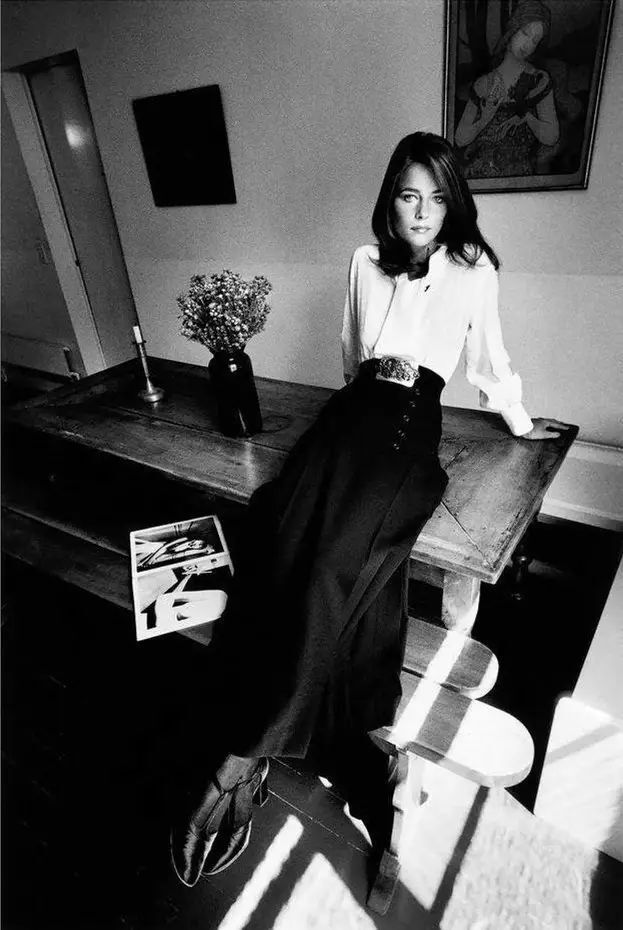 英国女演员夏洛特 兰普林 Charlotte Rampling 身着伊夫设计的服装 1970年法国vogue 堆糖 美图壁纸兴趣社区