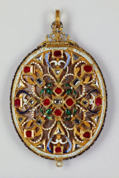 由金、珐琅、红宝石、钻石制成的袖珍珠宝盒，其中放着一束于1813年割下的查理一世的头发