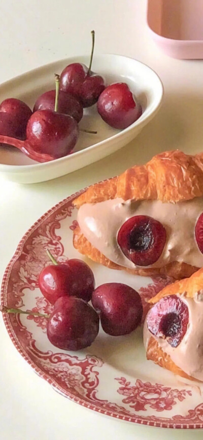  今日份美食壁纸～
今天去吃甜品了 但是我还是最喜欢吃你给我煮的独家甜品 闭门羹