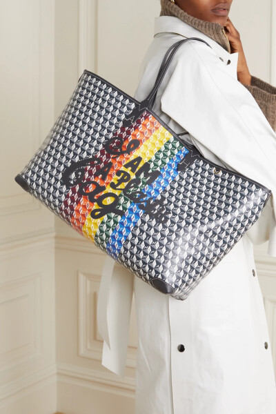 Anya Hindmarch 这款大号帆布手提包出自 “I Am A Plastic Bag” 系列，诞生于意大利，所用帆布是以回收塑料瓶再生得来。包身表面的亮泽涂层源自废弃的挡风玻璃贴膜，手工切割的皮革贴花与彩色字母印花相辅相成。包…