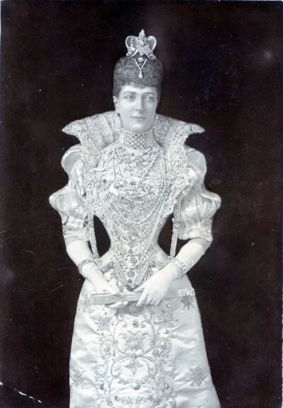 化装舞会上的威尔士王妃，日后的亚历姗卓拉王后