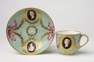 18世纪塞弗尔出品的巧克力杯，装饰塞弗尔经典的鹌鹑目纹样，曾经为英国贵族收藏，现藏于维多利亚与阿尔伯特博物馆