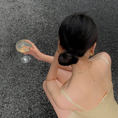 手握酒杯女生头像