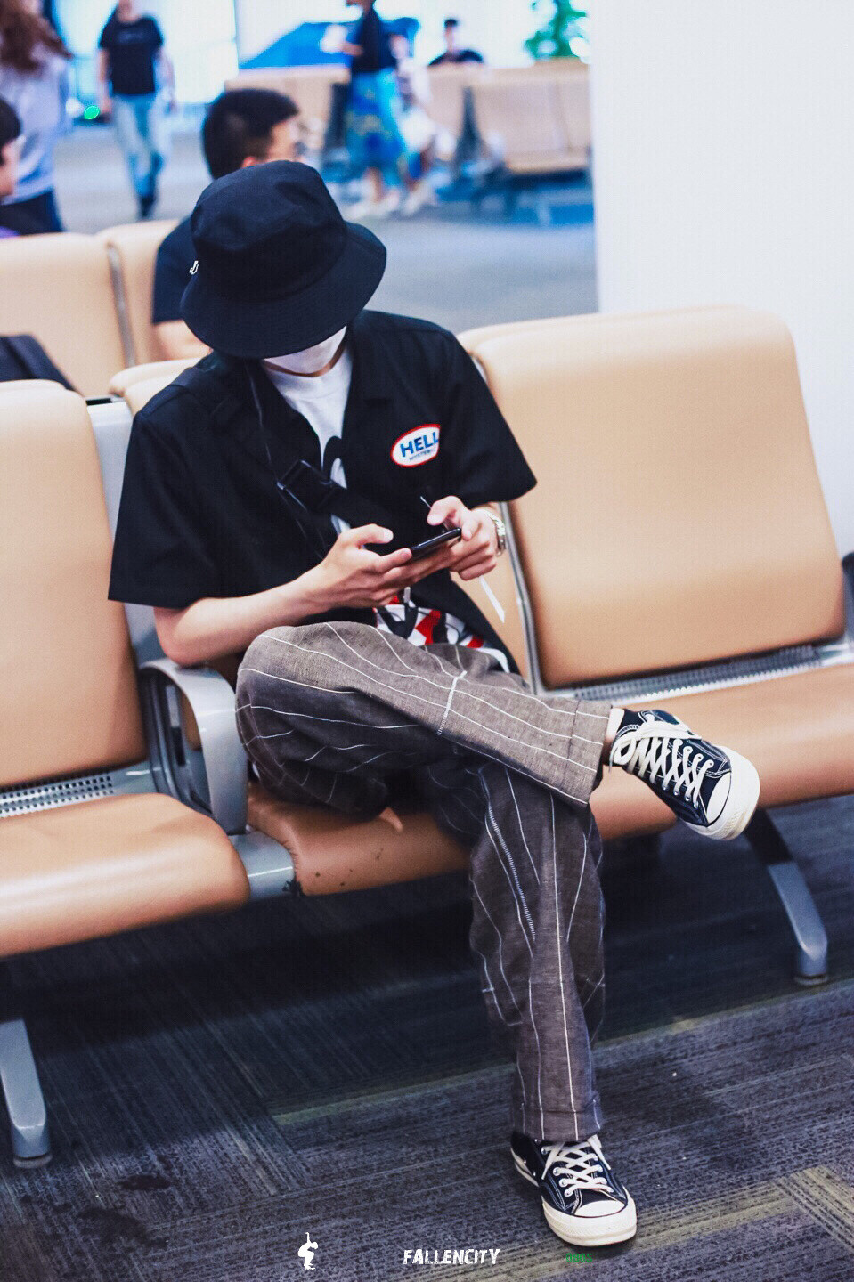 180624 杭州-长沙 @UNIQ-王一博 ♥一天内赶两个航班的空中飞人王导师♥ cr:logo