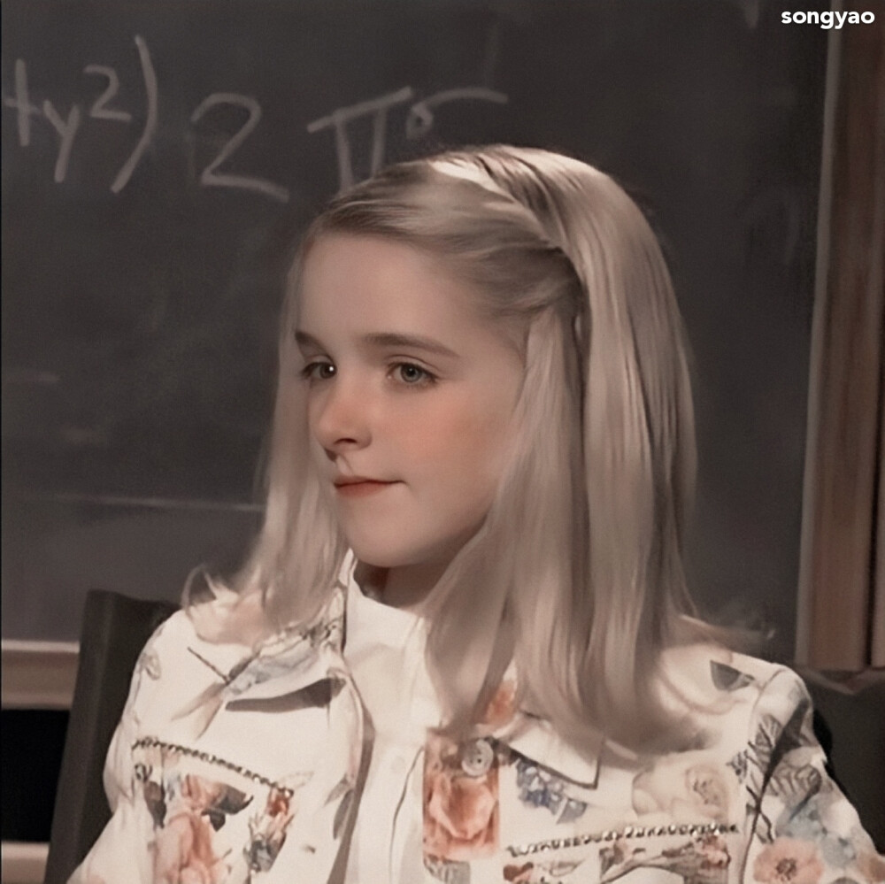 欧美童星——Mckenna Grace 好看的色调
「
秋天是倒放的春天
晚安是愛你的序篇」
修图CR：微博@•阿遥•
原图CR：微博@MckennaGracePIC