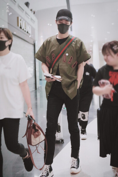 肖战机场｜190626 温州出发
cr.logo ​​​