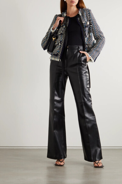 Lanvin 创意总监 Bruno Sialelli 从 00 年代的华丽风尚中汲取灵感，打造出品牌 2021 秋冬系列——他从衷爱的音乐录影带中汲取灵感，将其中的经典衣款精彩重现，其中就包括歌手 Gwen Stefani 在 MV《Rich Girls》中穿…