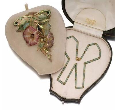 1900年代MARCUS & CO.制作的空窗珐琅牵牛花吊坠，2011年曾在苏富比拍卖行以302,500美元成交