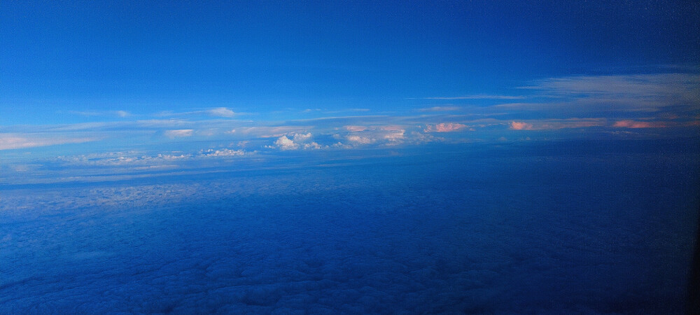 “湛蓝的天空上像奶油泡芙一样的云朵，溢出了夏天的味道”