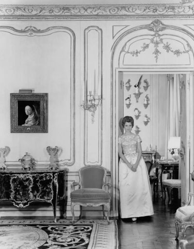 在纽约的公寓中，来自荷兰黄金时代画家维米尔的画作，和婀娜的古董柜子形成了很奇特的搭配效果/摄影：塞西尔·比顿/1960年
