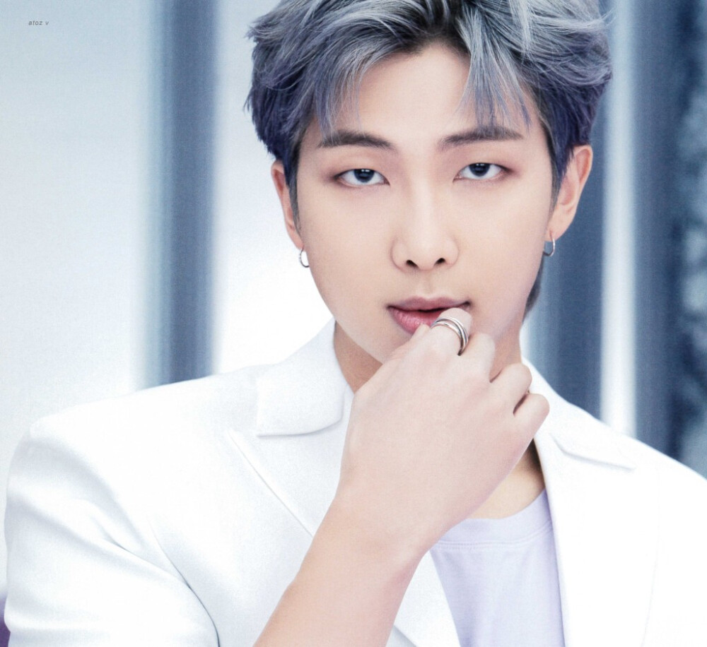 金南俊
BTS, THE BEST扫图
cr:atozv_scan