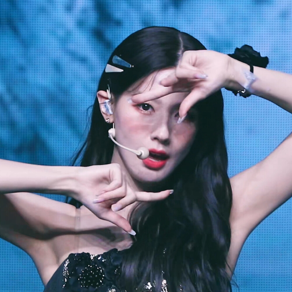 赵美延可二改丨许柒言
改了d，有两张算是跟穗珍的情头 ，本来加上雨琦搞三人姐妹头的，但是被挡住了 