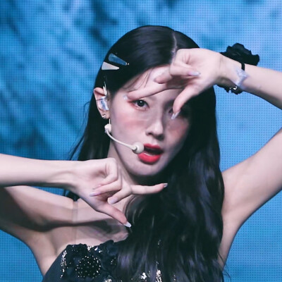 赵美延可二改丨许柒言
改了d，有两张算是跟穗珍的情头 ，本来加上雨琦搞三人姐妹头的，但是被挡住了 