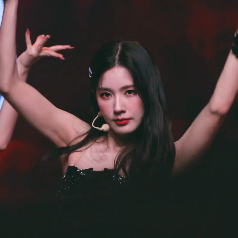 赵美延可二改丨许柒言
改了d，有两张算是跟穗珍的情头 ，本来加上雨琦搞三人姐妹头的，但是被挡住了 