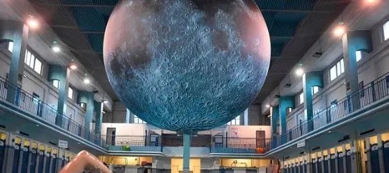 水立方游泳池上的月球