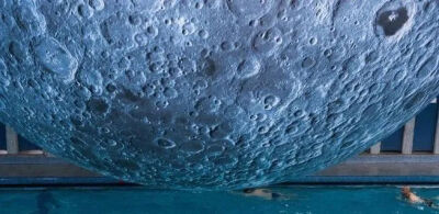 水立方游泳池上的月球