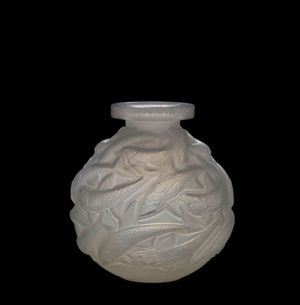 欧泊水晶材质的立体鱼纹花瓶，藏于美国康宁玻璃博物馆（Corning Museum of Glass）。